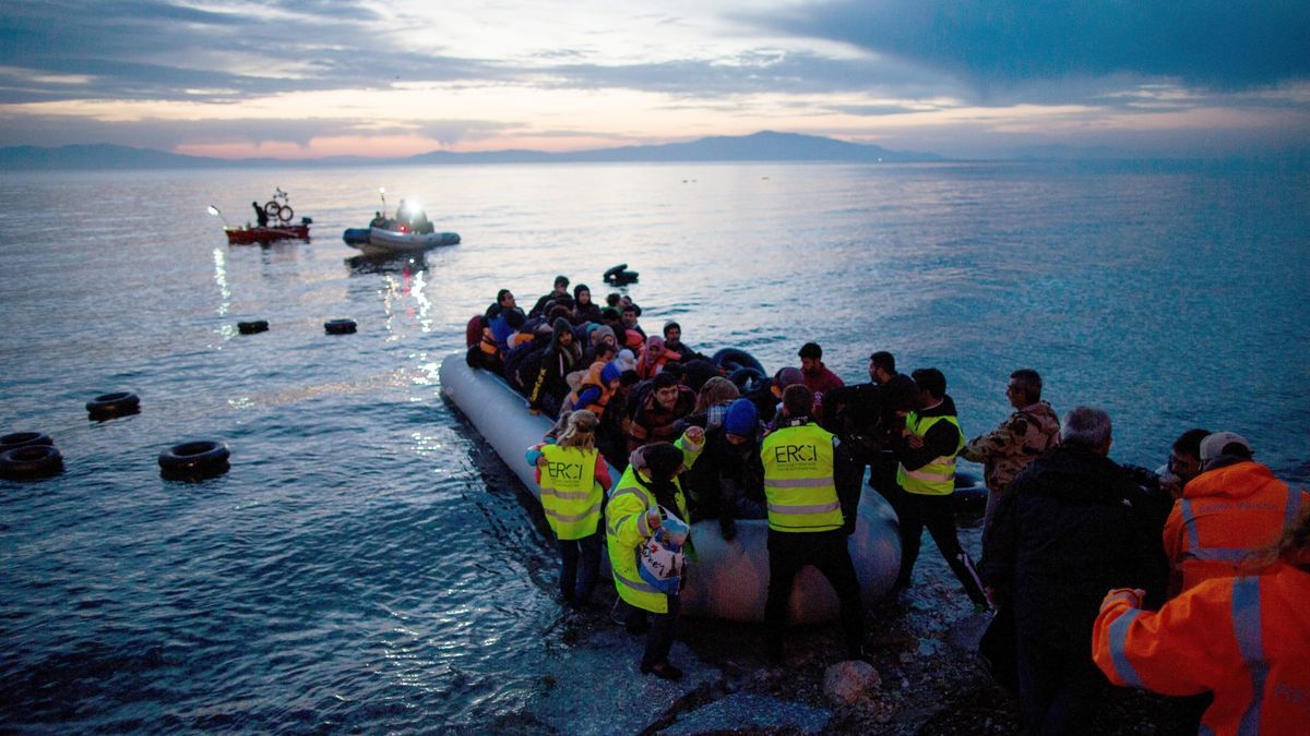 Imagen de archivo de un grupo de migrantes en una isla griega.