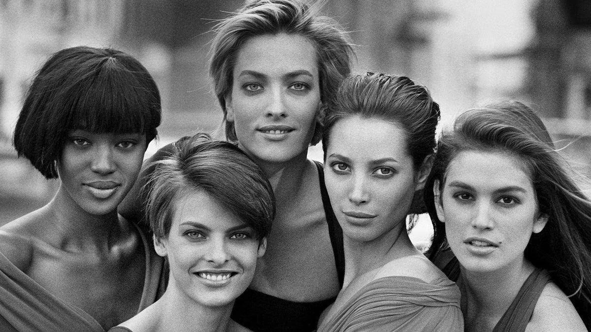 Tajtiana Patiz junto a alguna de las modelos icónicas de los años 90.
