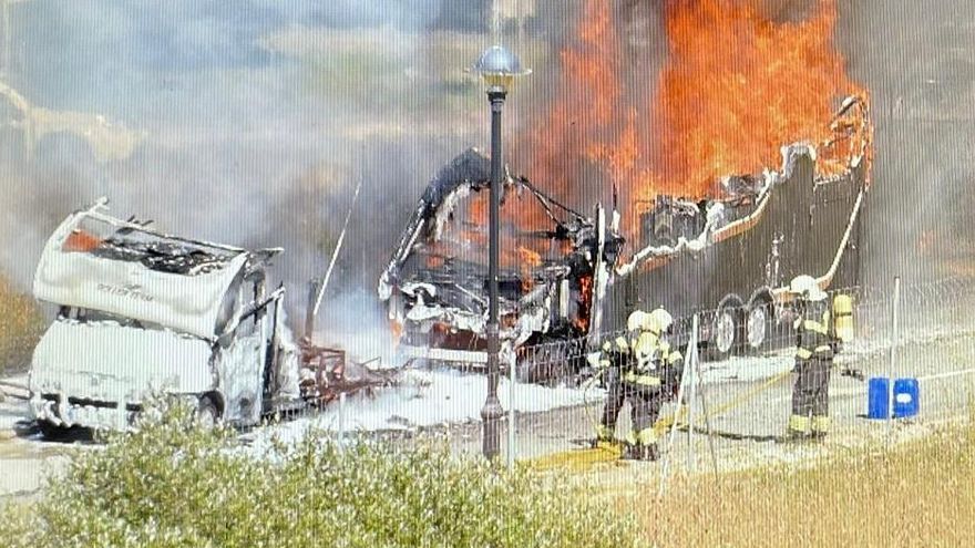 Vehículos calcinados en Olloki.