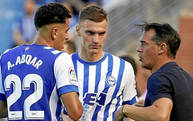 Abqar y Maras escuchan a Luis García durante el último duelo entre el Alavés y la Ponferradina disputado en Mendizorroza.