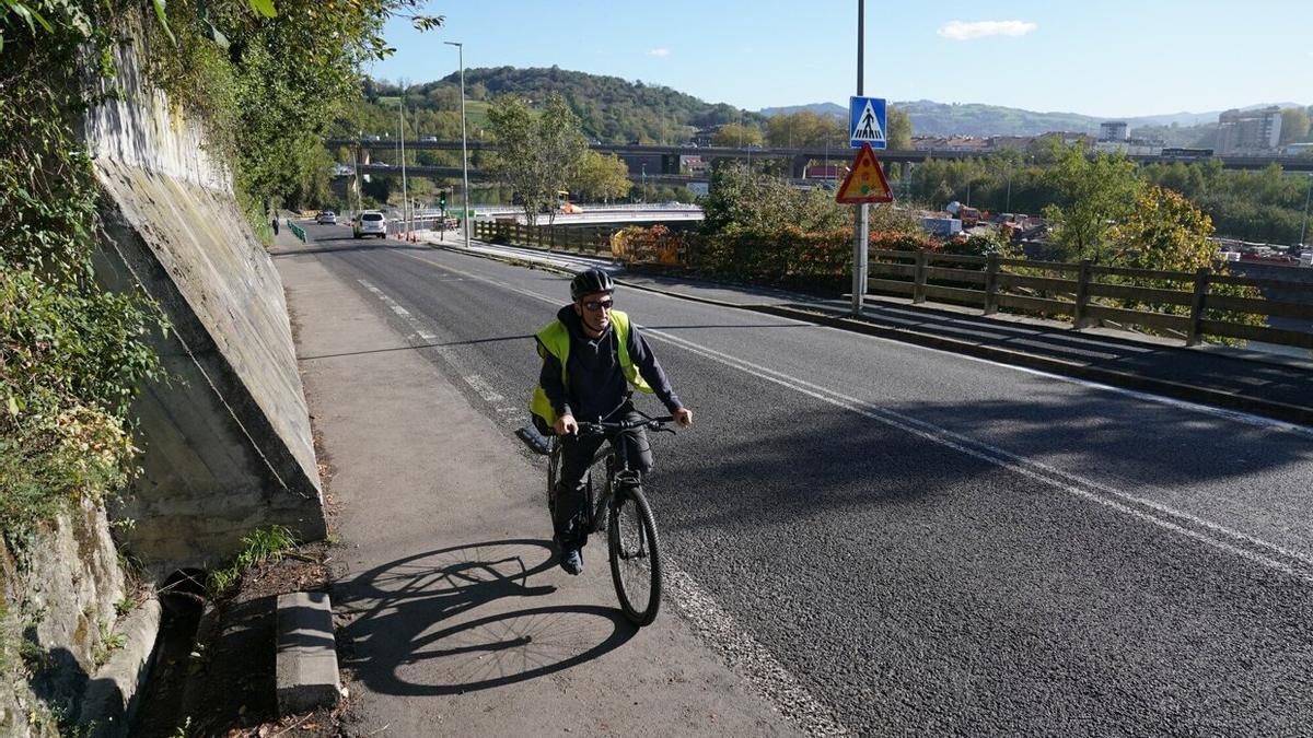 Parte de la calle Egia, en dirección al puente de Astiñene, que se cortará al tráfico en las noches del domingo y el lunes próximos.