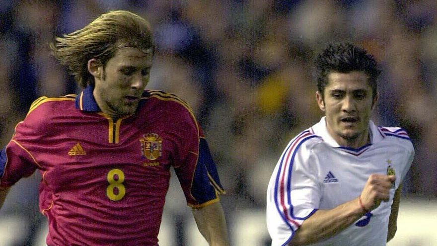 Bixente Lizarazu, con la camiseta de Francia, ante Gaizka Mendieta.