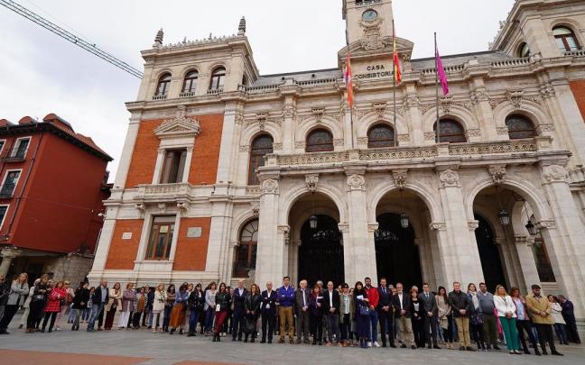 Minuto de silencia en el Ayuntamiento de Madrid por este nuevo asesinato machista.