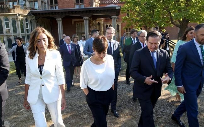 La consejera de Autogobierno, Olatz Garamendi, con la ministra de Pol&iacute;tica Territorial, Isabel Rodr&iacute;guez, en julio en Leioa