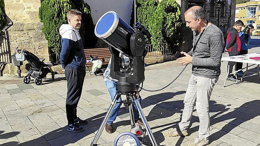 Aitor Acasuso, a la derecha, maneja el telescopio en la plaza Euskadi de Zalla.