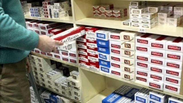 Venta de tabaco en un estanco.