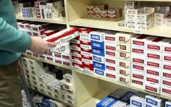 Venta de tabaco en un estanco.