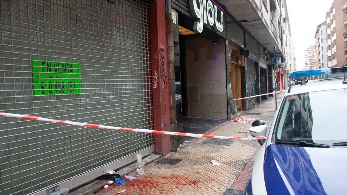 Restos de sangre tras el apuñalamiento en la discoteca de la calle Florida.