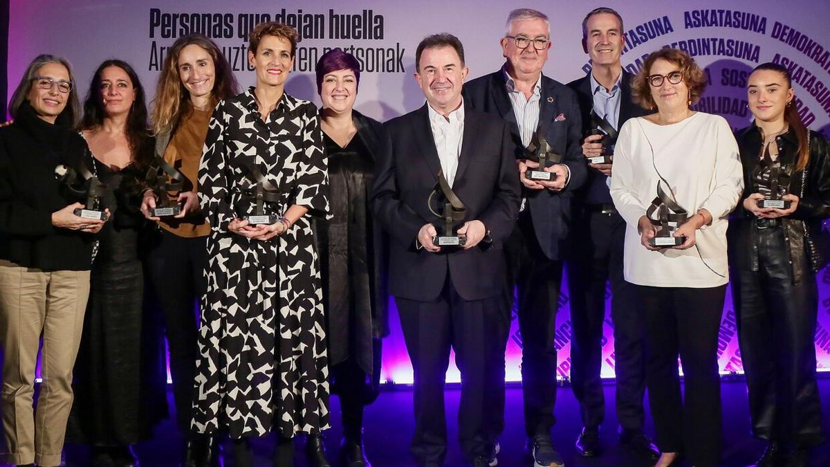 La jefa del Gobierno de Navarra, María Chivite (4i), el chef Martín Berasategui (6i) y la periodista, Montserrat Dominguez (2d) junto al resto de premiados con el Ramón Rubial en un acto celebrado en San Sebastián.