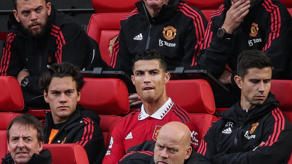 Cristiano Ronaldo, en el banquillo durante un partido con el Manchester United.