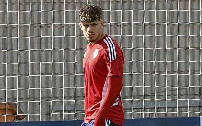 Abde, paseando en chancletas sobre el c&eacute;sped de Tajonar durante el entrenamiento del pasado lunes.