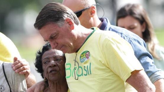 Jair Bolsonaro llega a votar en la segunda vuelta de las elecciones presidenciales.