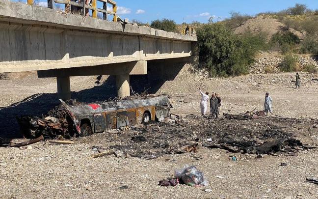 Así ha quedado el autobús tras el accidente. Así ha quedado el autobús tras el accidente.