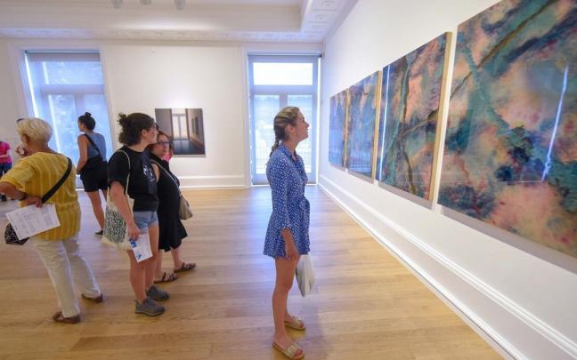 Visitantes en las exposiciones del edificio antiguo del Beilas Artes de Bilbao.