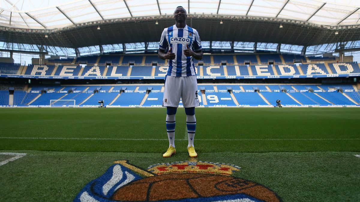 Sadiq Umar, en su presentación de ayer en Anoeta como nuevo jugador de la Real.
