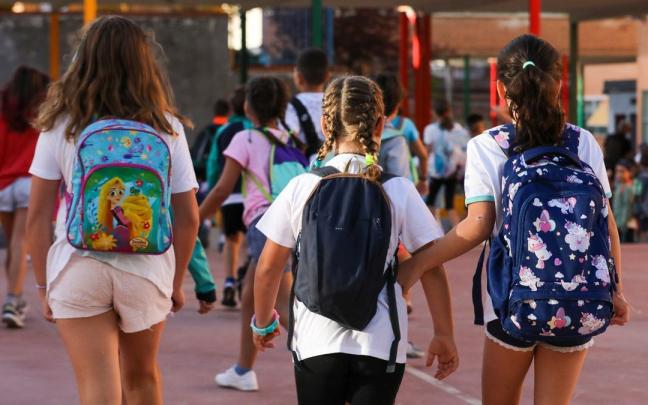 Varias menores entran en un colegio al inicio del nuevo curso. Varias menores entran en un colegio al inicio del nuevo curso.
