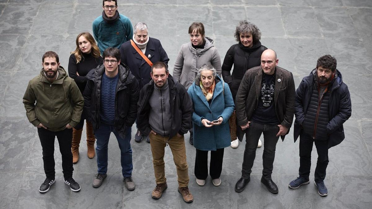 Miembros de la Red de Personas Torturadas, en el Parlamento de Navarra