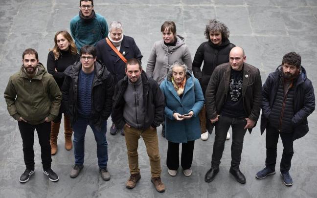 Miembros de la Red de Personas Torturadas, en el Parlamento de Navarra