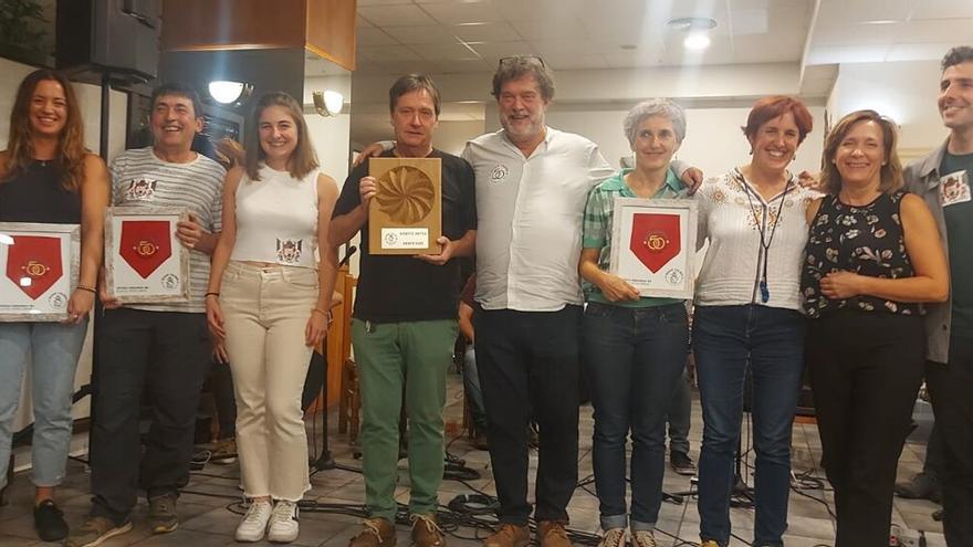 Entrega de premios y reconocimientos del grupo.