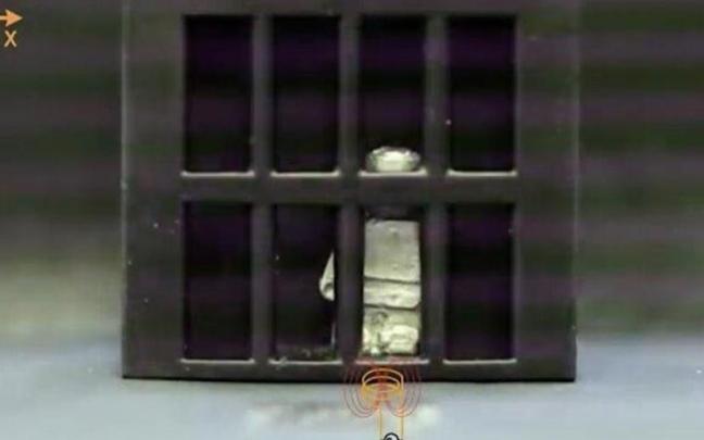 El robot se licúa para escapara de la celdal.