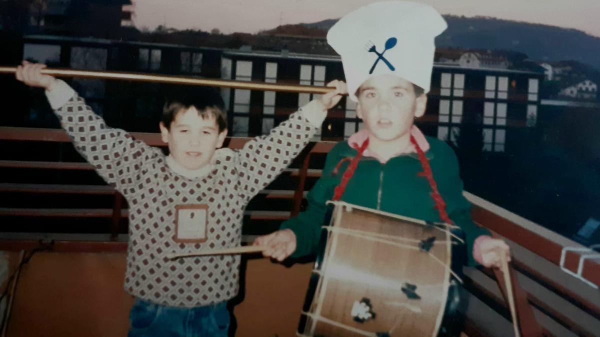 Markel Ormazabal, con gorro, junto a su primo, con bastón de mando.