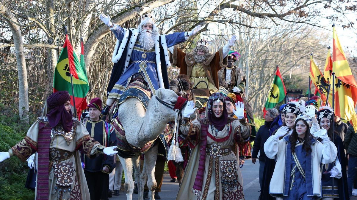 Locura con la llegada de los Reyes Magos a Pamplona