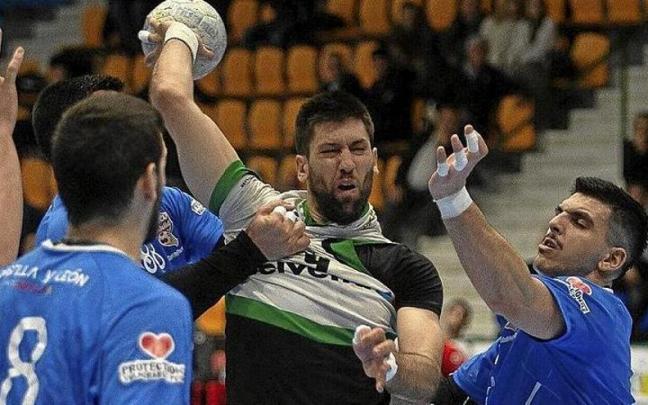 Ibai Meoki, defendido por varios jugadores del Valladolid.