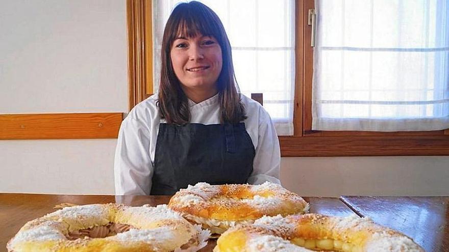 La repostera Amaia Melendez posa con los roscos elaborados por ella.