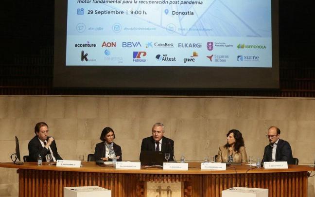 Ponentes ayer en el encuentro empresarial organizado por Deusto Business Alumni en Donostia.