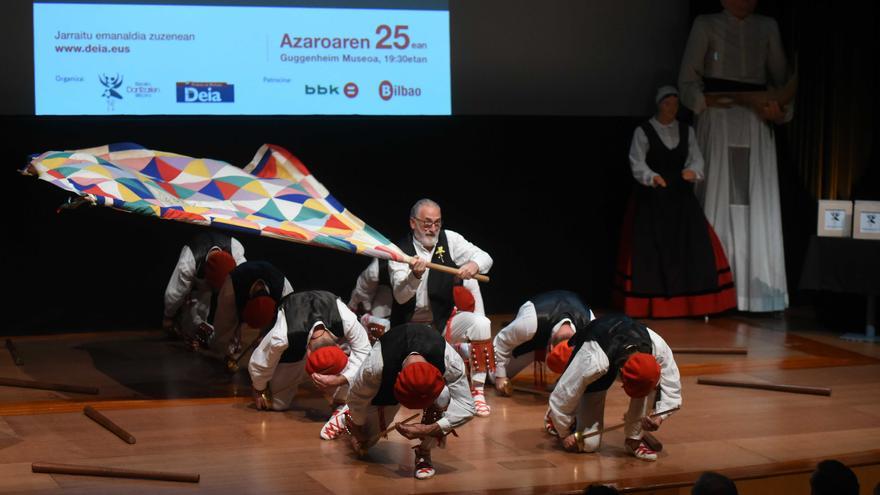 San Lorentzo Dantza Taldea e Iremiñe Dantza Taldea de Berriz, premiados en los Dantza Tradizionalaren Esker Onak