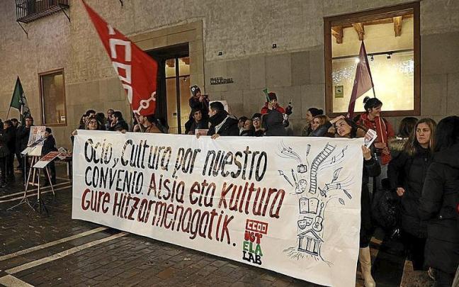 Las/os trabajadoras/es se concentraron ayer ante el civivox Condestable, gestionado por Sedena.