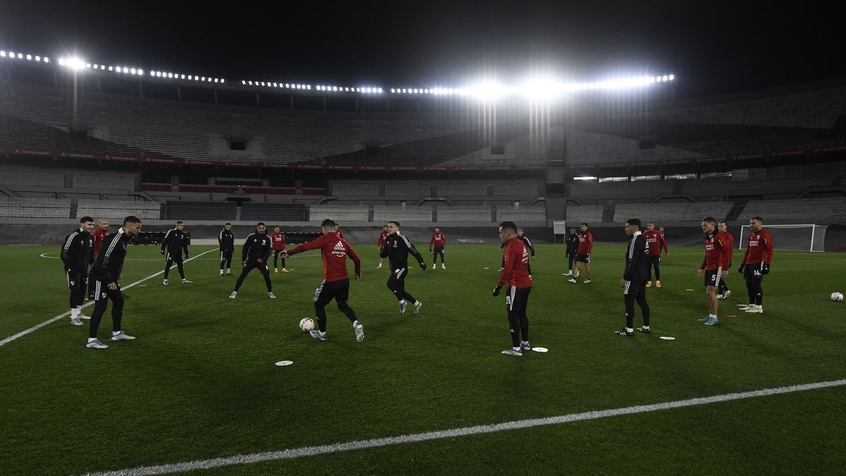 Jugadores de River Plate entrenándose en el Monumental.