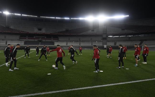 Jugadores de River Plate entren&aacute;ndose en el Monumental.
