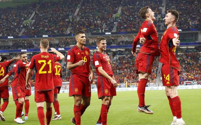 Laporte y Gavi celebran uno de los goles de España ante la mirada de Rodri y Azpilicueta.