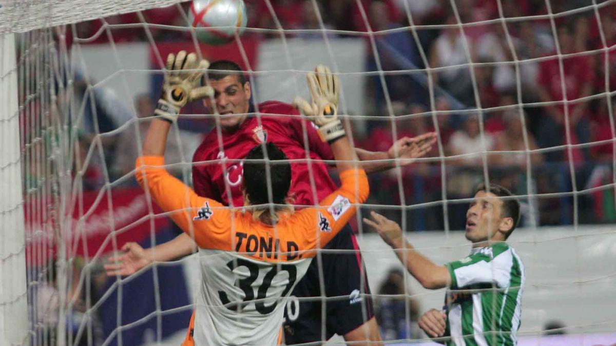 Aloisi cabecea para marcar el gol en la final de Copa