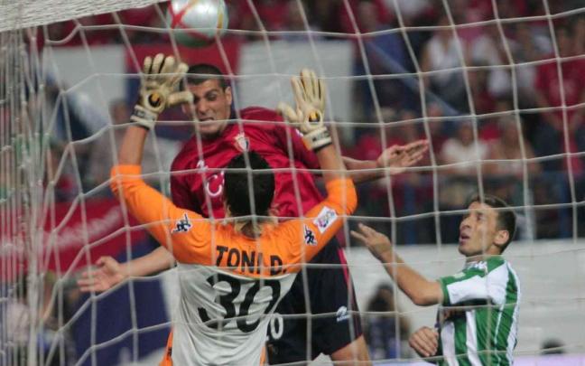 Aloisi cabecea para marcar el gol en la final de Copa