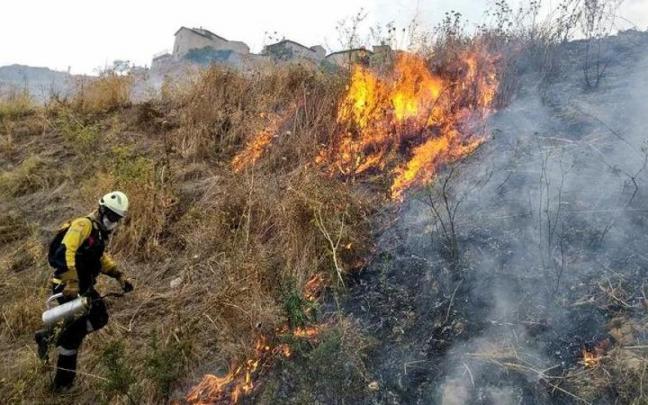 Imagen de archivo de un bombero forestal