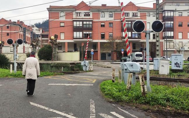 Uno de los pasos conduce a Enkarterri Kalea. Uno de los pasos conduce a Enkarterri Kalea.
