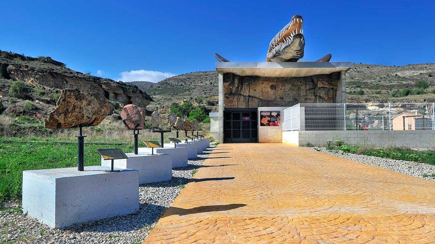 Entrada al centro Mar Nummus de Abarracín en la Carretera de los Dinosaurios turolense