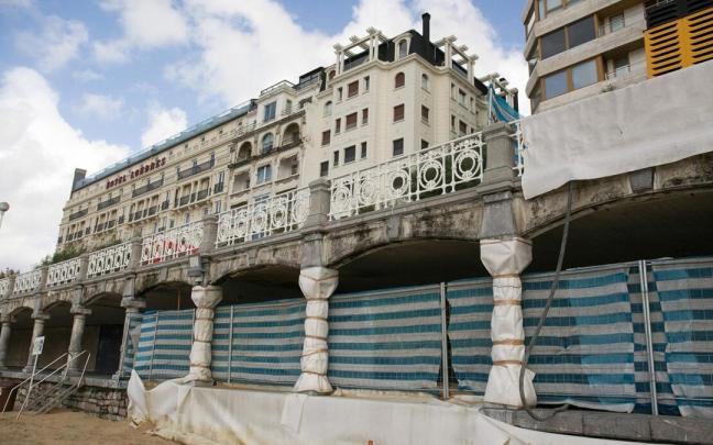 Intervención desde el voladizo de La Concha en septiembre de 2020, tras el socavón aparecido.