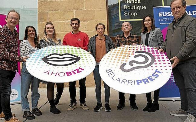 Parte de la organización y representantes culturales y deportivos, en el acto de la semana pasada.