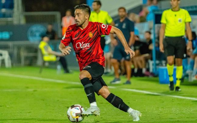 Jaume Costa conduce un bal&oacute;n durante el partido de pretemporada que enfrent&oacute; al Mallorca ante el Ibiza.