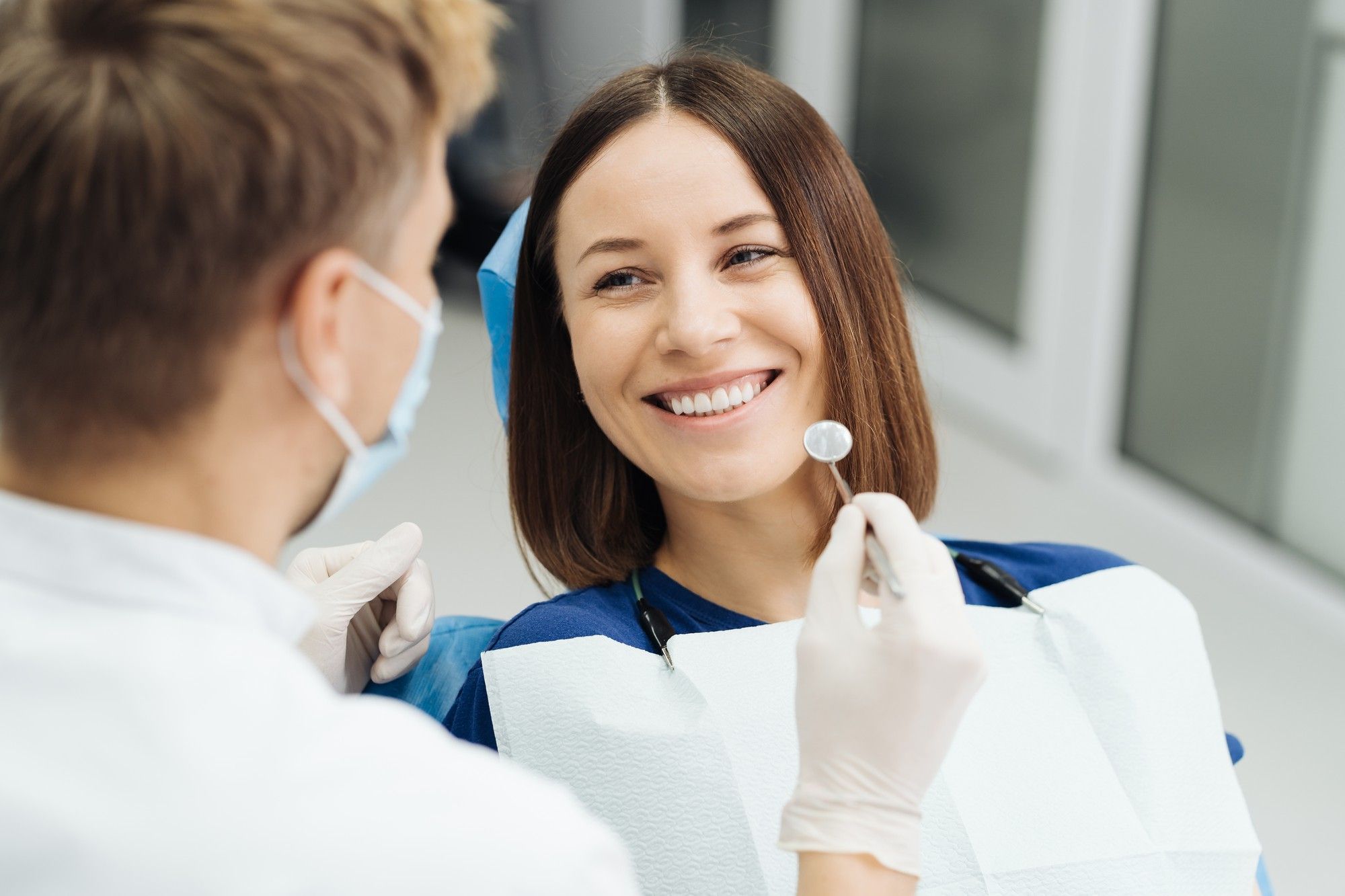 Una mujer durante una visita al dentista.