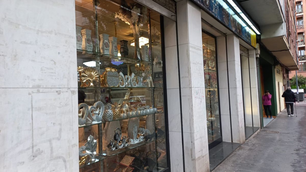 Escaparate del nuevo comercio en la calle Julián de Apraiz de Vitoria.