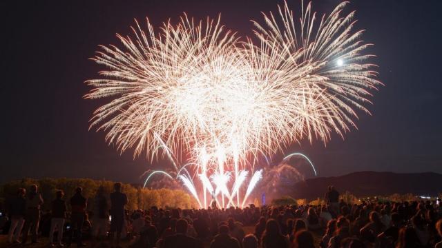 Cientos de espectadores disfrutan de los fuegos artificiales de La Blanca
