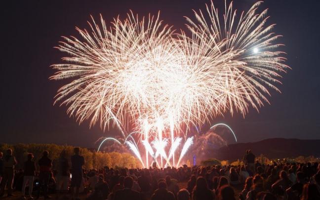 Cientos de espectadores disfrutan de los fuegos artificiales de La Blanca Cientos de espectadores disfrutan de los fuegos artificiales de La Blanca