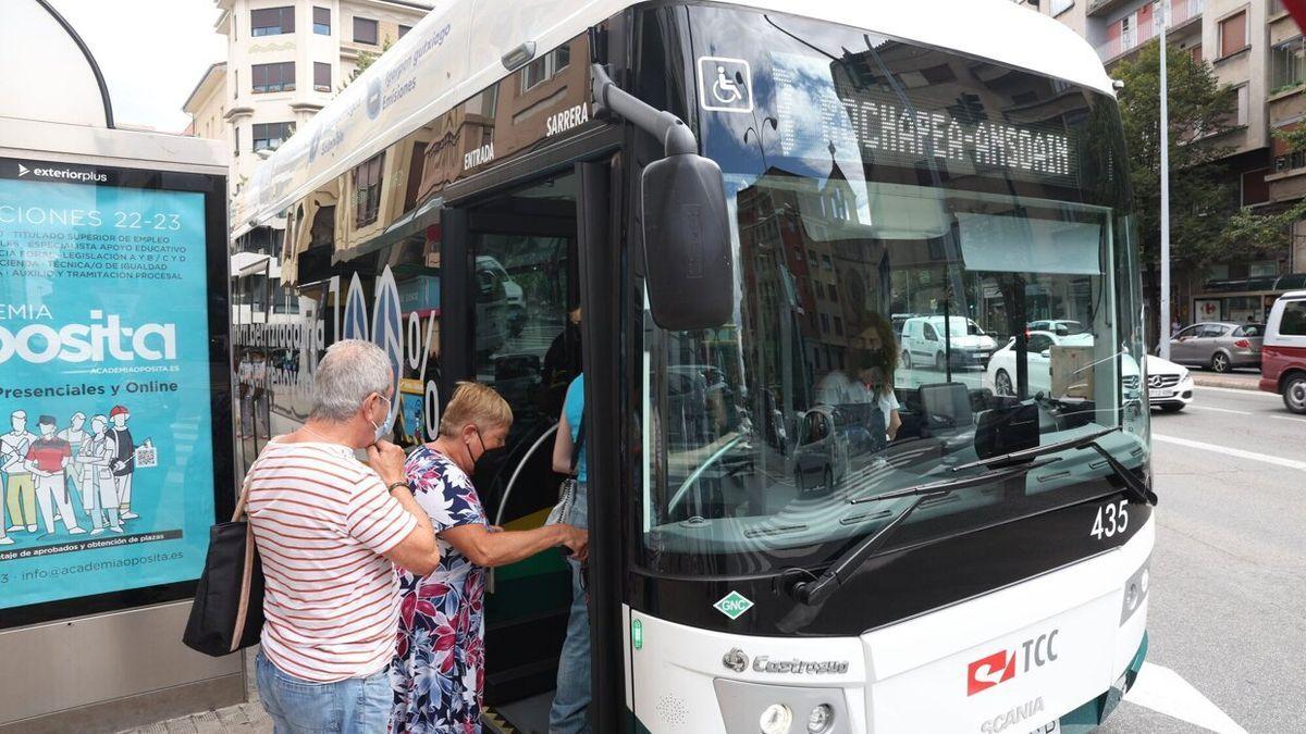 Usuarios haciendo uso de una villavesa que contribuye a la movilidad sostenible