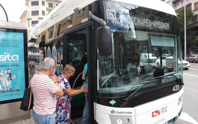 Usuarios haciendo uso de una villavesa que contribuye a la movilidad sostenible Usuarios haciendo uso de una villavesa que contribuye a la movilidad sostenible
