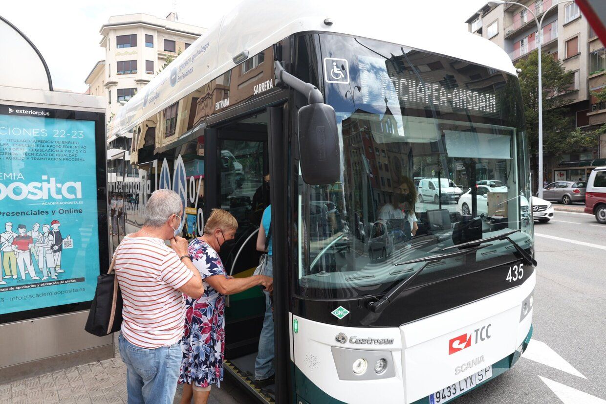 Usuarios haciendo uso de una villavesa que contribuye a la movilidad sostenible