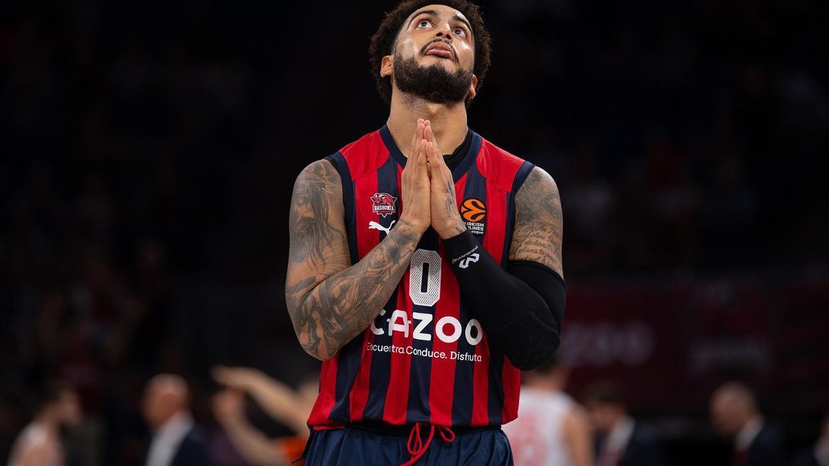 Howard parece rezar mientras mira hacia el cielo